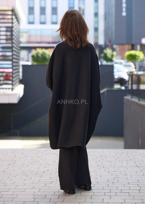 tylowe szaro-czarne ponczo z haftowanym motywem kwiatowym i czarnymi aplikacjami.