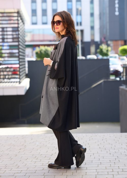 tylowe szaro-czarne ponczo z haftowanym motywem kwiatowym i czarnymi aplikacjami.