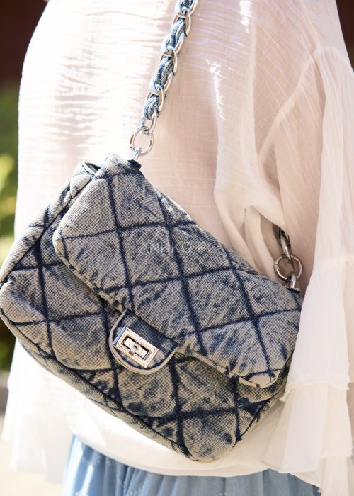 Pikowana torebka damska na ramię z denimu, prostokątny kształt, srebrny łańcuszek i zapięcie na klamrę