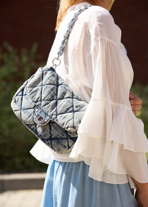 Pikowana torebka damska na ramię z denimu, prostokątny kształt, srebrny łańcuszek i zapięcie na klamrę