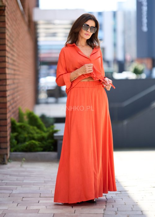 Koralowy komplet damski z długą sukienką maxi i koszulą zapinaną na guziki, luźny krój, styl letni casual