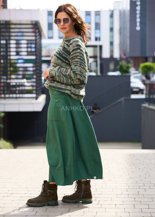 Zielone spódnico-spodnie maxi z dużymi kieszeniami i elastycznym pasem, stylizowane w miejskim looku z luźną górą i botkami.