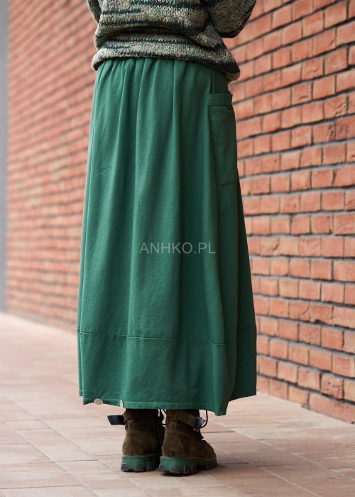 Zielone spódnico-spodnie maxi z dużymi kieszeniami i elastycznym pasem, stylizowane w miejskim looku z luźną górą i botkami.