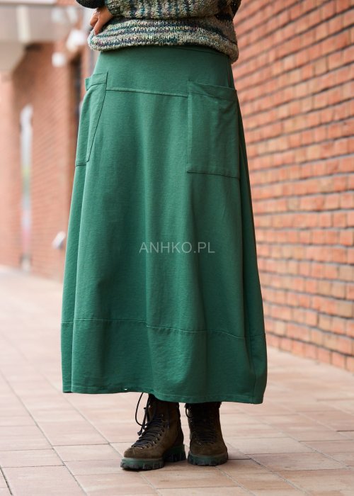 Zielone spódnico-spodnie maxi z dużymi kieszeniami i elastycznym pasem, stylizowane w miejskim looku z luźną górą i botkami.