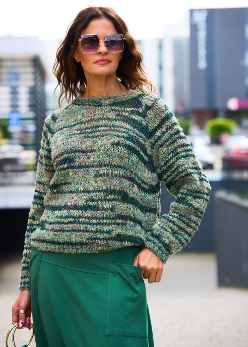 Sweter damski w zielony melanż z długim rękawem i okrągłym dekoltem, styl casual