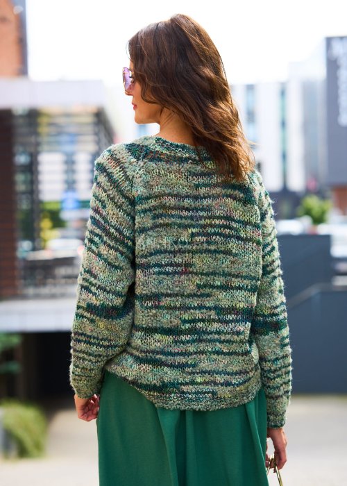 Sweter damski w zielony melanż z długim rękawem i okrągłym dekoltem, styl casual