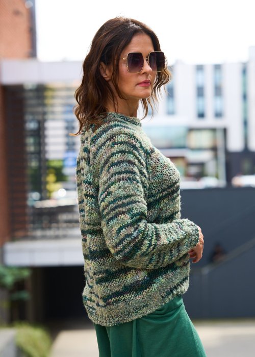 Sweter damski w zielony melanż z długim rękawem i okrągłym dekoltem, styl casual