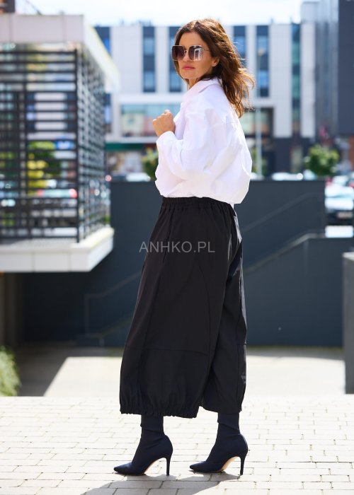 Czarne spodnie damskie szerokie z gumką w pasie i luźnym krojem, styl oversize