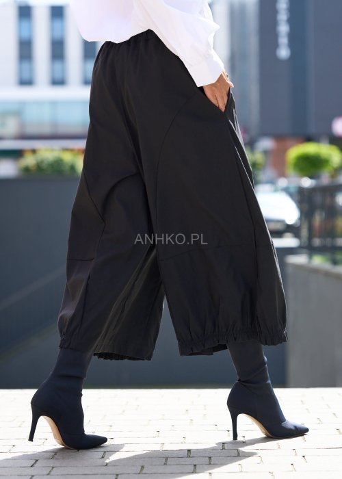 Czarne spodnie damskie szerokie z gumką w pasie i luźnym krojem, styl oversize