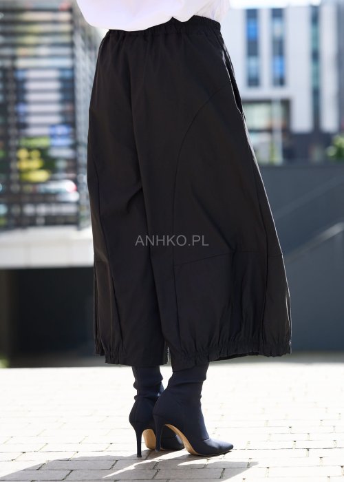 Czarne spodnie damskie szerokie z gumką w pasie i luźnym krojem, styl oversize