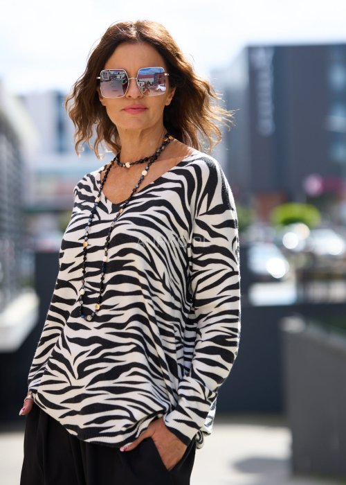 Sweter damski w biało-czarne pasy zebra z dekoltem V i długim rękawem, styl casual