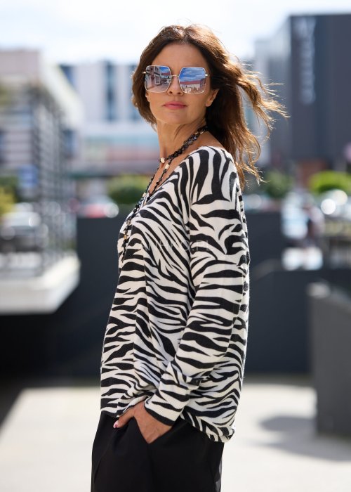 Sweter damski w biało-czarne pasy zebra z dekoltem V i długim rękawem, styl casual