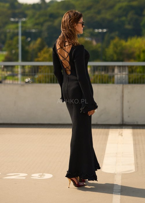 Czarna prążkowana sukienka maxi z długim rękawem i falbaną przy dole, minimalistyczna stylizacja damska