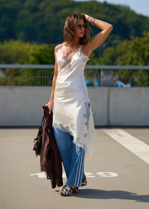 Kremowa satynowa tunika damska na ramiączkach z koronką, elegancki krój, moda boho