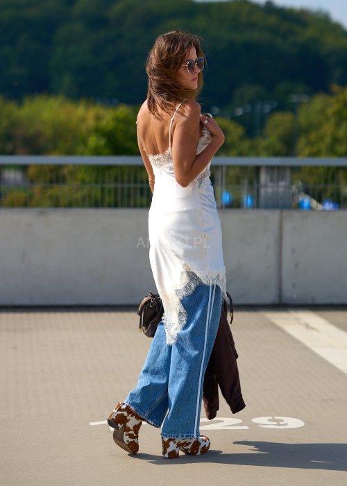 Kremowa satynowa tunika damska na ramiączkach z koronką, elegancki krój, moda boho