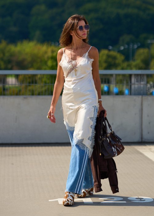 Kremowa satynowa tunika damska na ramiączkach z koronką, elegancki krój, moda boho