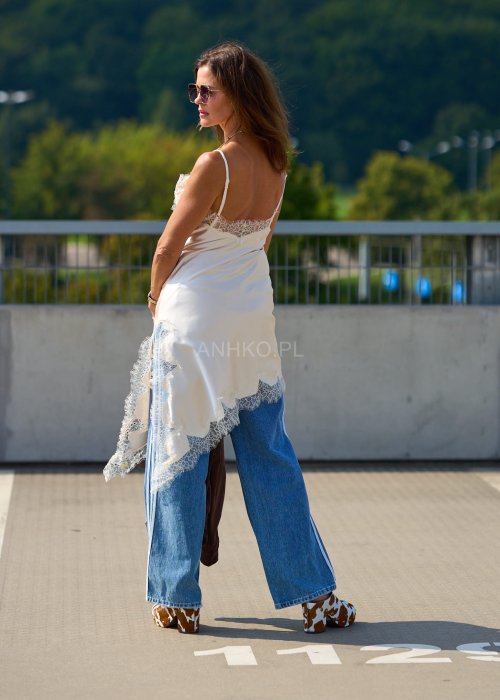 Kremowa satynowa tunika damska na ramiączkach z koronką, elegancki krój, moda boho