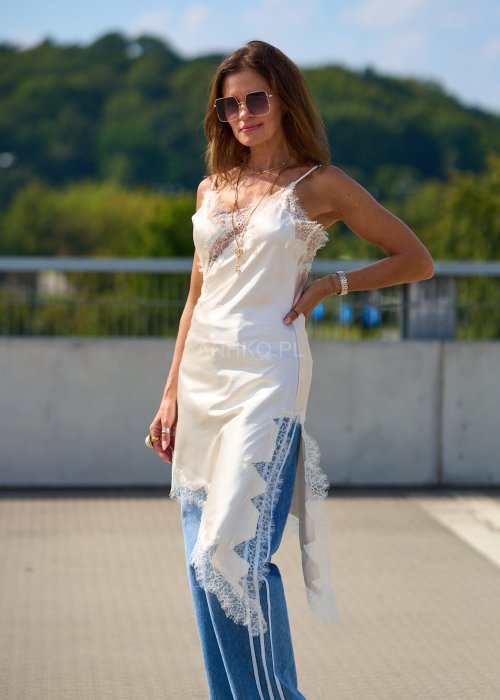 Kremowa satynowa tunika damska na ramiączkach z koronką, elegancki krój, moda boho