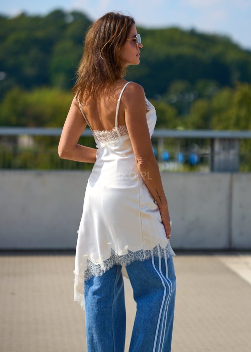 Kremowa satynowa tunika damska na ramiączkach z koronką, elegancki krój, moda boho