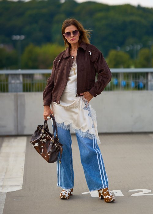 Kremowa satynowa tunika damska na ramiączkach z koronką, elegancki krój, moda boho