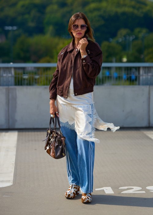 Brązowa kurtka damska zamszowa w stylu bomber, zapinana na zamek, krótki fason