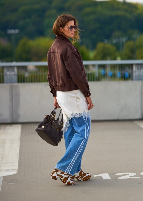 Brązowa kurtka damska zamszowa w stylu bomber, zapinana na zamek, krótki fason