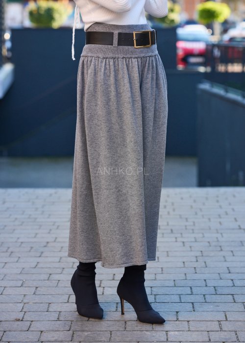 Damska szara spódnica midi z marszczeniami w pasie, ozdobiona czarnym paskiem z dużą złotą klamrą