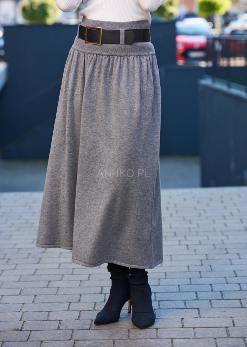 Damska szara spódnica midi z marszczeniami w pasie, ozdobiona czarnym paskiem z dużą złotą klamrą