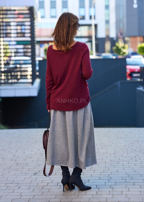 Damska szara spódnica midi z marszczeniami w pasie, ozdobiona czarnym paskiem z dużą złotą klamrą