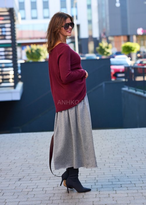 Damska szara spódnica midi z marszczeniami w pasie, ozdobiona czarnym paskiem z dużą złotą klamrą