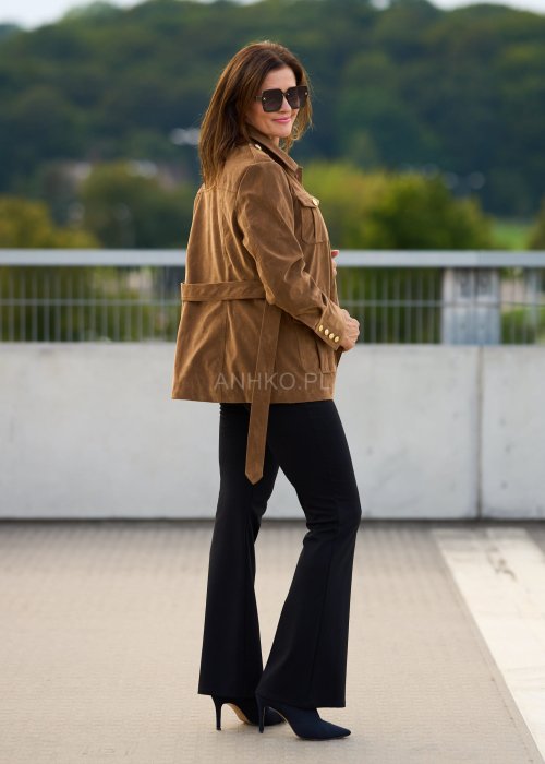 Kurtka damska zamszowa w kolorze karmelowym, zapinana na złote guziki, kieszenie z patkami, styl casual