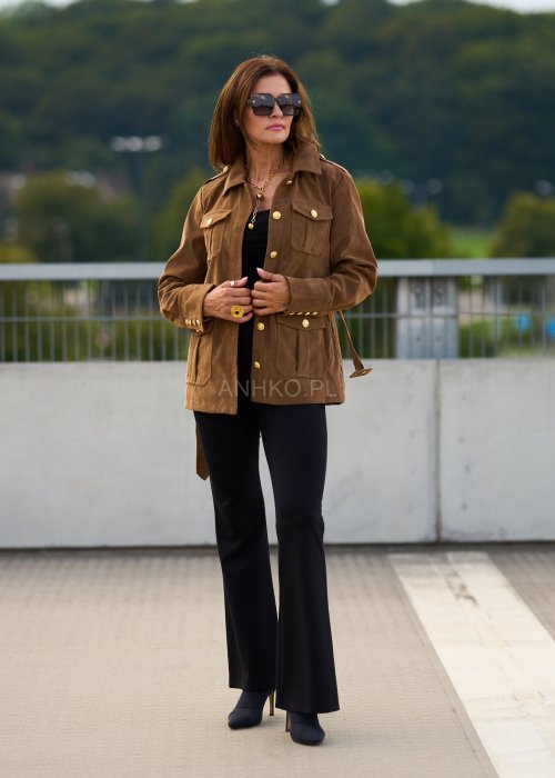 Kurtka damska zamszowa w kolorze karmelowym, zapinana na złote guziki, kieszenie z patkami, styl casual