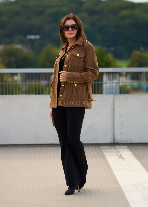 Kurtka damska zamszowa w kolorze karmelowym, zapinana na złote guziki, kieszenie z patkami, styl casual