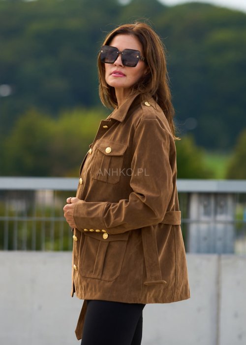 Kurtka damska zamszowa w kolorze karmelowym, zapinana na złote guziki, kieszenie z patkami, styl casual