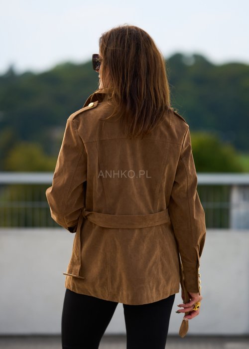Kurtka damska zamszowa w kolorze karmelowym, zapinana na złote guziki, kieszenie z patkami, styl casual