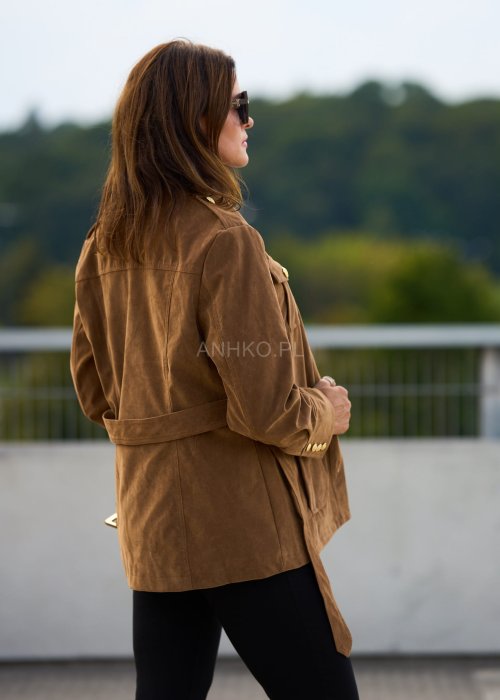 Kurtka damska zamszowa w kolorze karmelowym, zapinana na złote guziki, kieszenie z patkami, styl casual