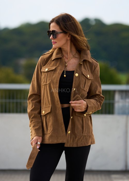 Kurtka damska zamszowa w kolorze karmelowym, zapinana na złote guziki, kieszenie z patkami, styl casual