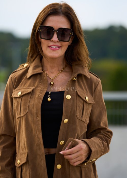 Kurtka damska zamszowa w kolorze karmelowym, zapinana na złote guziki, kieszenie z patkami, styl casual