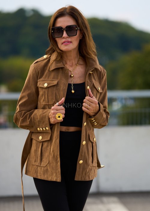 Kurtka damska zamszowa w kolorze karmelowym, zapinana na złote guziki, kieszenie z patkami, styl casual