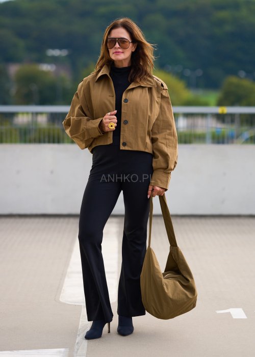 Krótka kurtka damska w kolorze khaki z szerokim kołnierzem i długim rękawem, styl casual