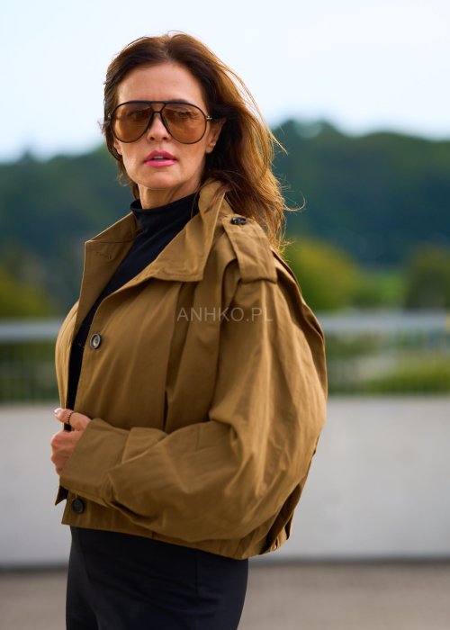 Krótka kurtka damska w kolorze khaki z szerokim kołnierzem i długim rękawem, styl casual
