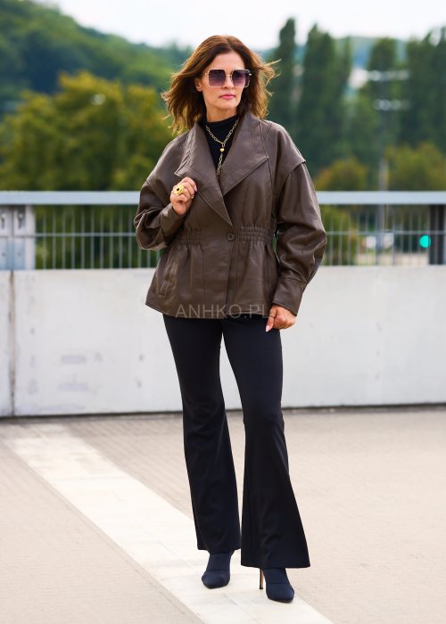 Brązowa kurtka damska ze skóry ekologicznej, zapinana na guzik, oversize z szerokim kołnierzem