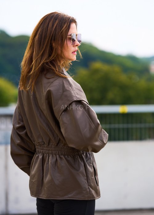 Brązowa kurtka damska ze skóry ekologicznej, zapinana na guzik, oversize z szerokim kołnierzem