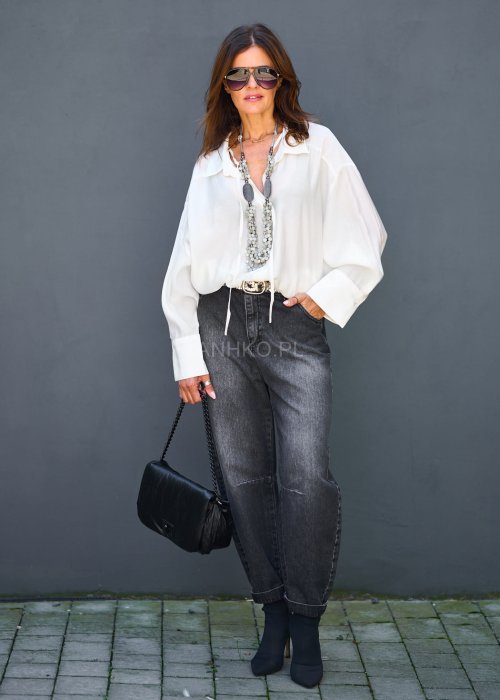 Biała koszula damska o nowoczesnym kroju oversize. Luźny fason z obniżoną linią ramion zapewnia wygodę i swobodę ruchów.