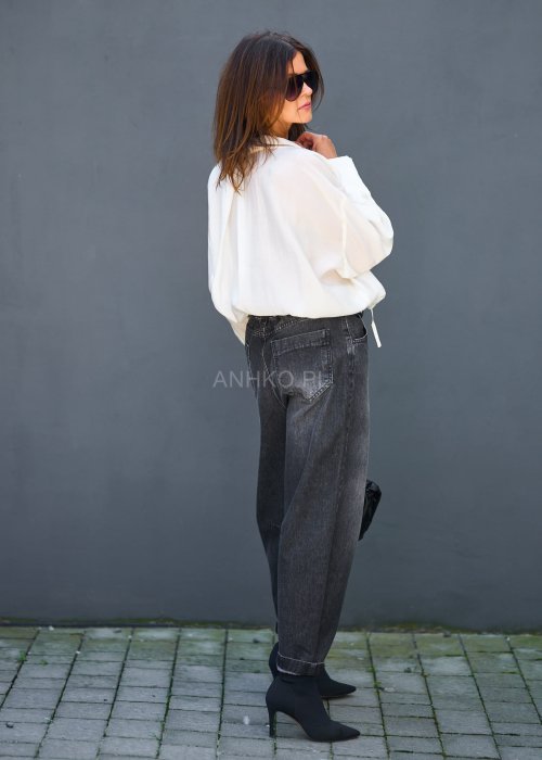 Biała koszula damska o nowoczesnym kroju oversize. Luźny fason z obniżoną linią ramion zapewnia wygodę i swobodę ruchów.