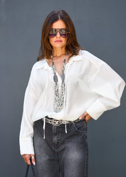 Biała koszula damska o nowoczesnym kroju oversize. Luźny fason z obniżoną linią ramion zapewnia wygodę i swobodę ruchów.