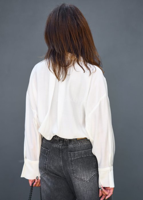 Biała koszula damska o nowoczesnym kroju oversize. Luźny fason z obniżoną linią ramion zapewnia wygodę i swobodę ruchów.