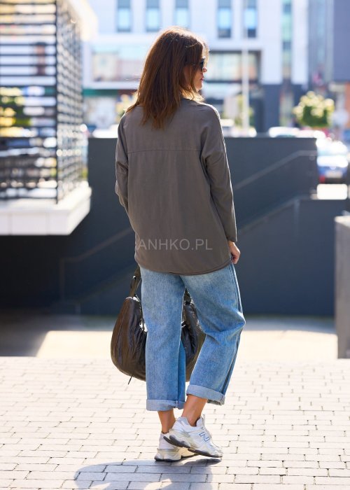 Bluzka w odcieniu szarości o prostym, lekko oversize’owym kroju.