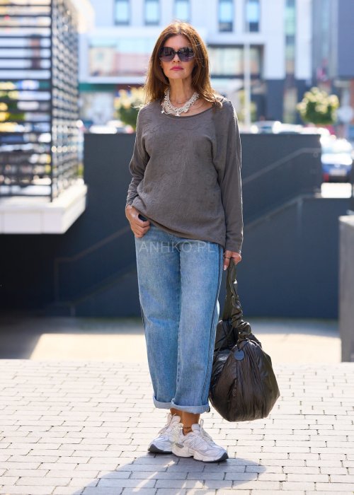 Bluzka w odcieniu szarości o prostym, lekko oversize’owym kroju.