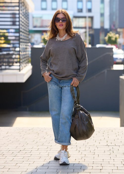 Bluzka w odcieniu szarości o prostym, lekko oversize’owym kroju.